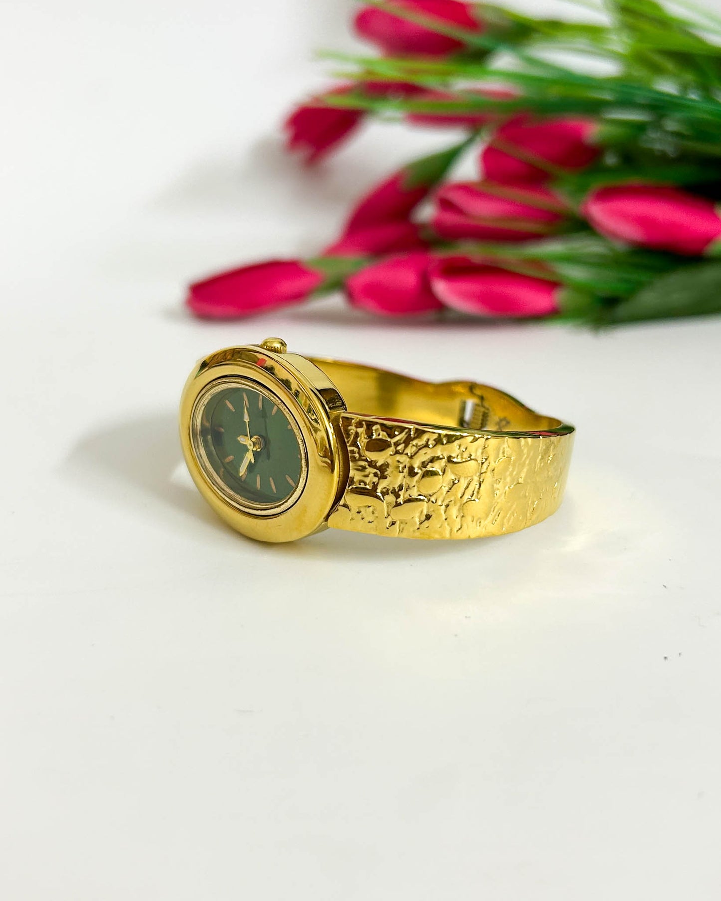 Hammered pattern thin wrist baby size watch