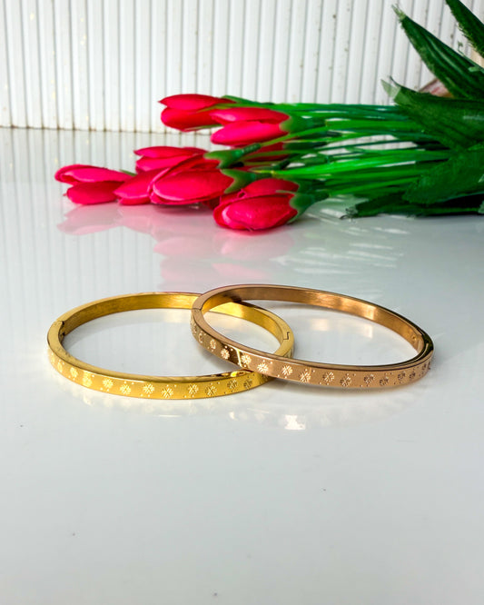 Star detailed thin wrist/ baby size bracelet