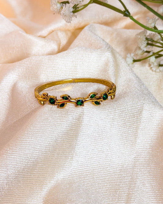 Tulip green stone thin wrist bracelet