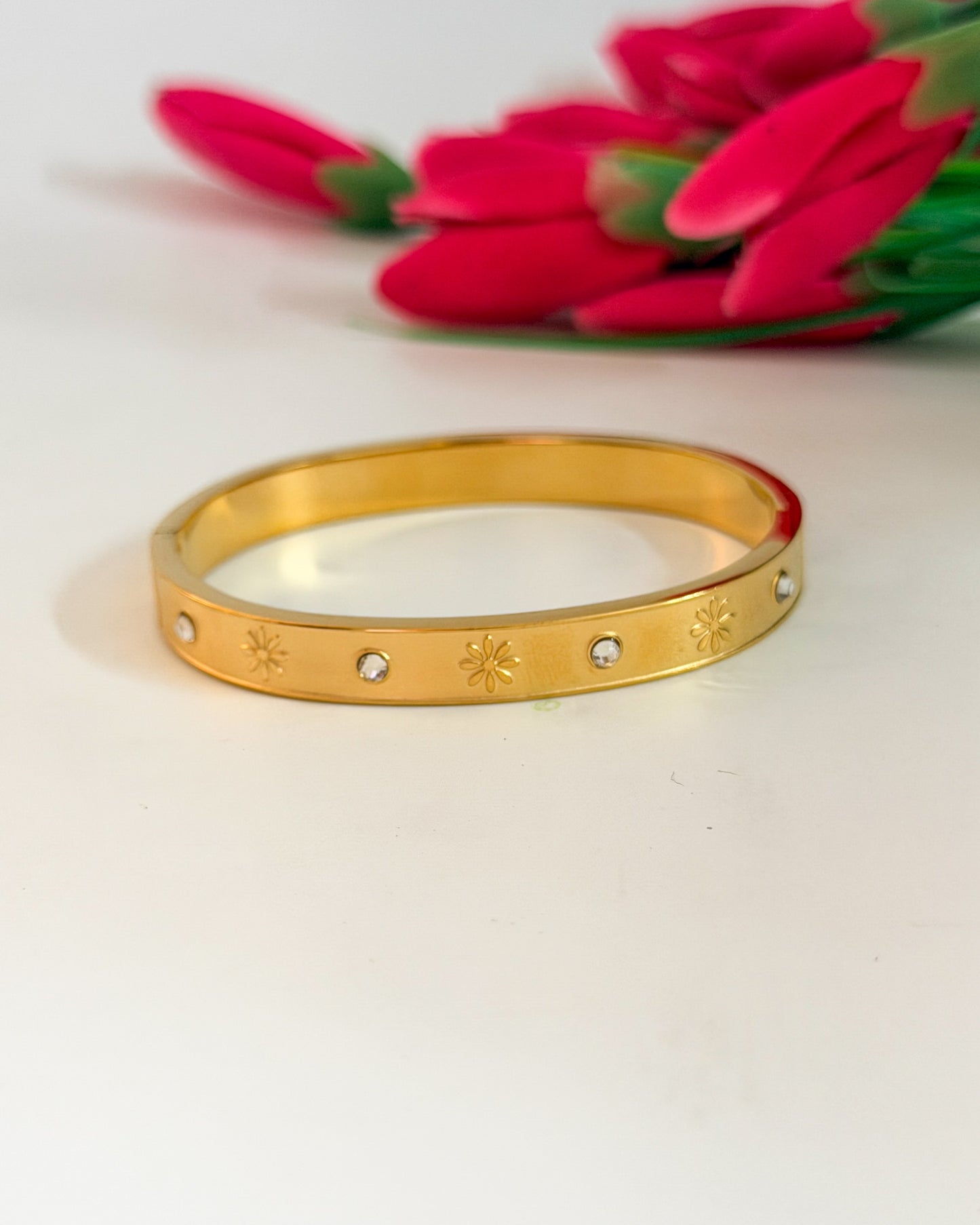 Flower engrave thin wrist/ baby size bracelet