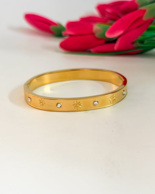 Flower engrave thin wrist/ baby size bracelet