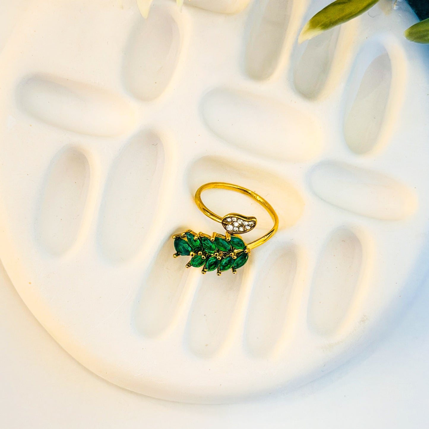 Leafy studded adjustable ring