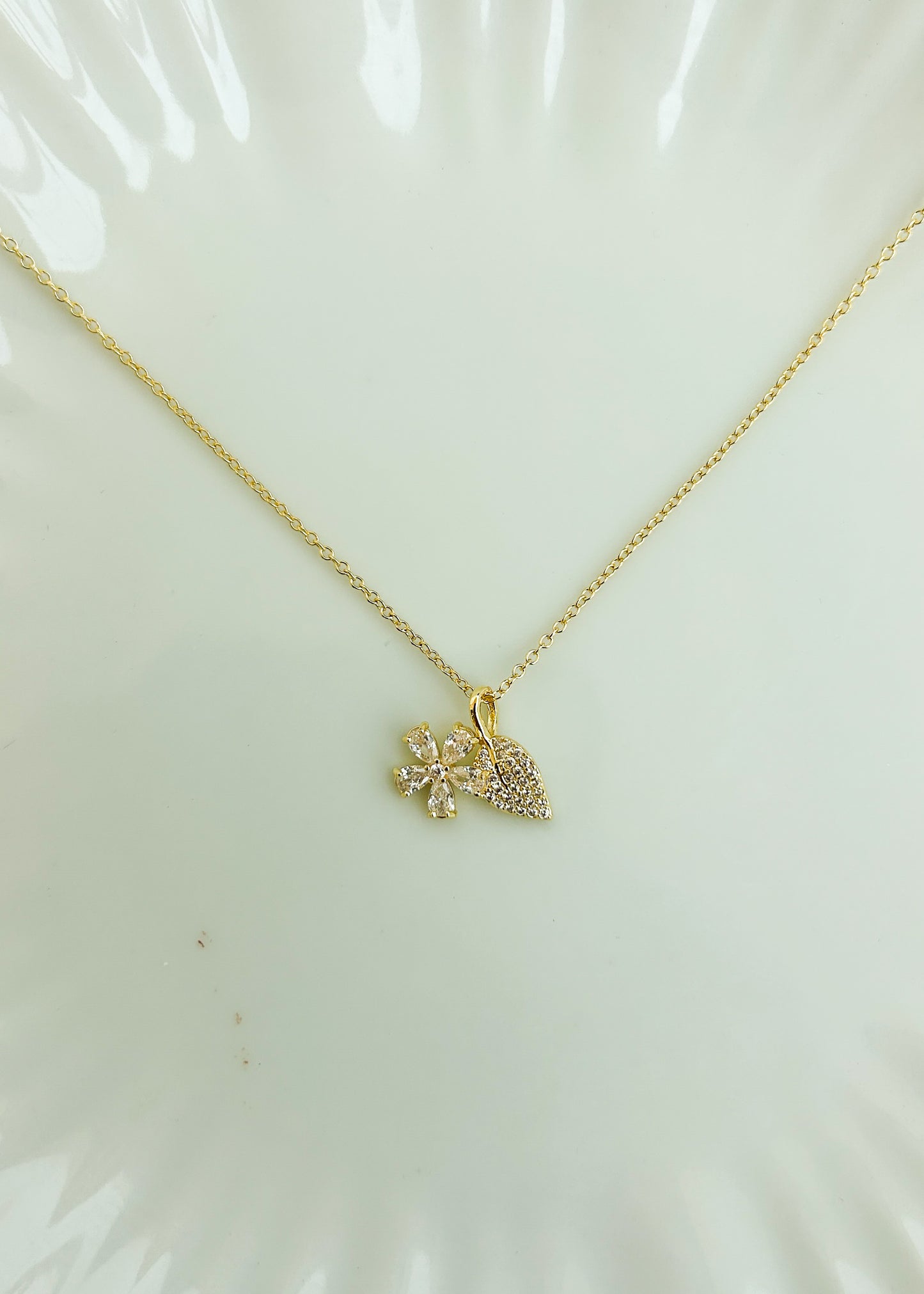 Flower with leaf detailed necklace