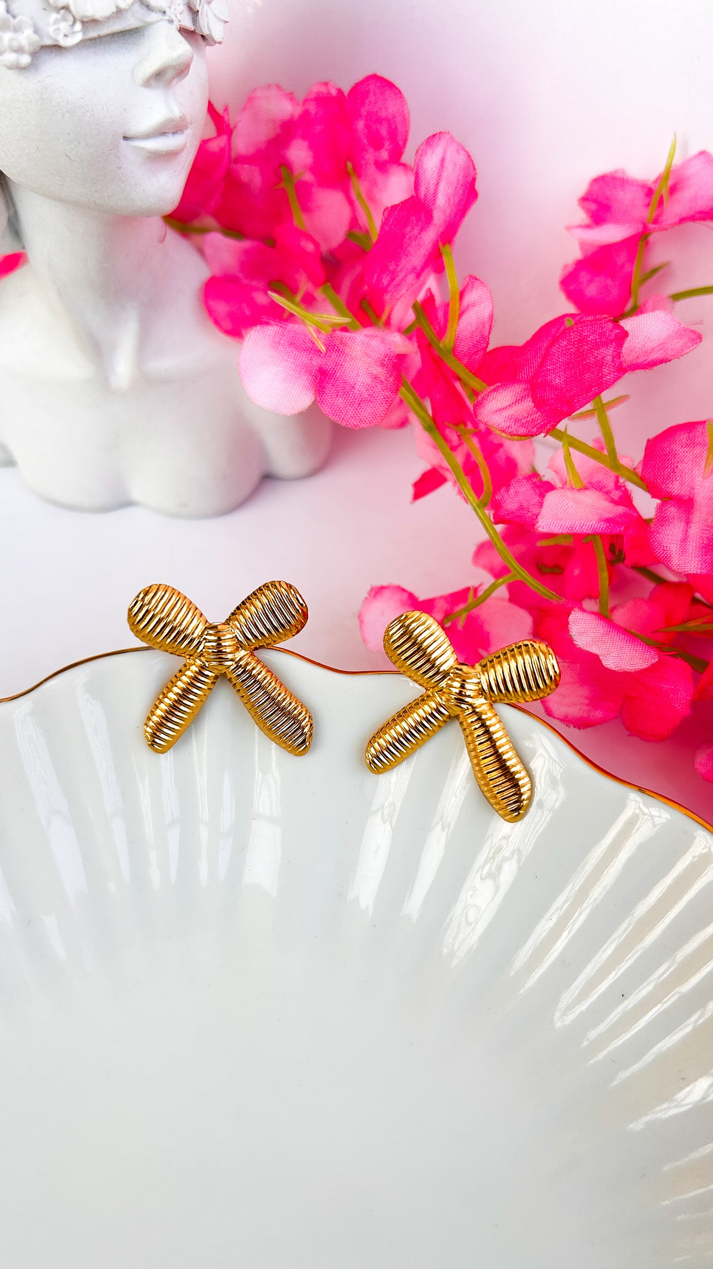 Viral bow studs