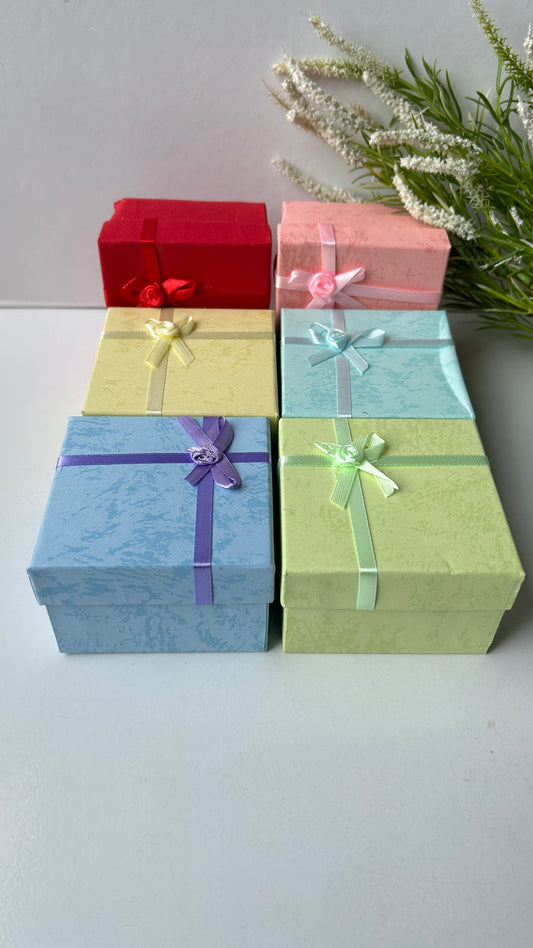 Bracelet/watch gift box with cushion