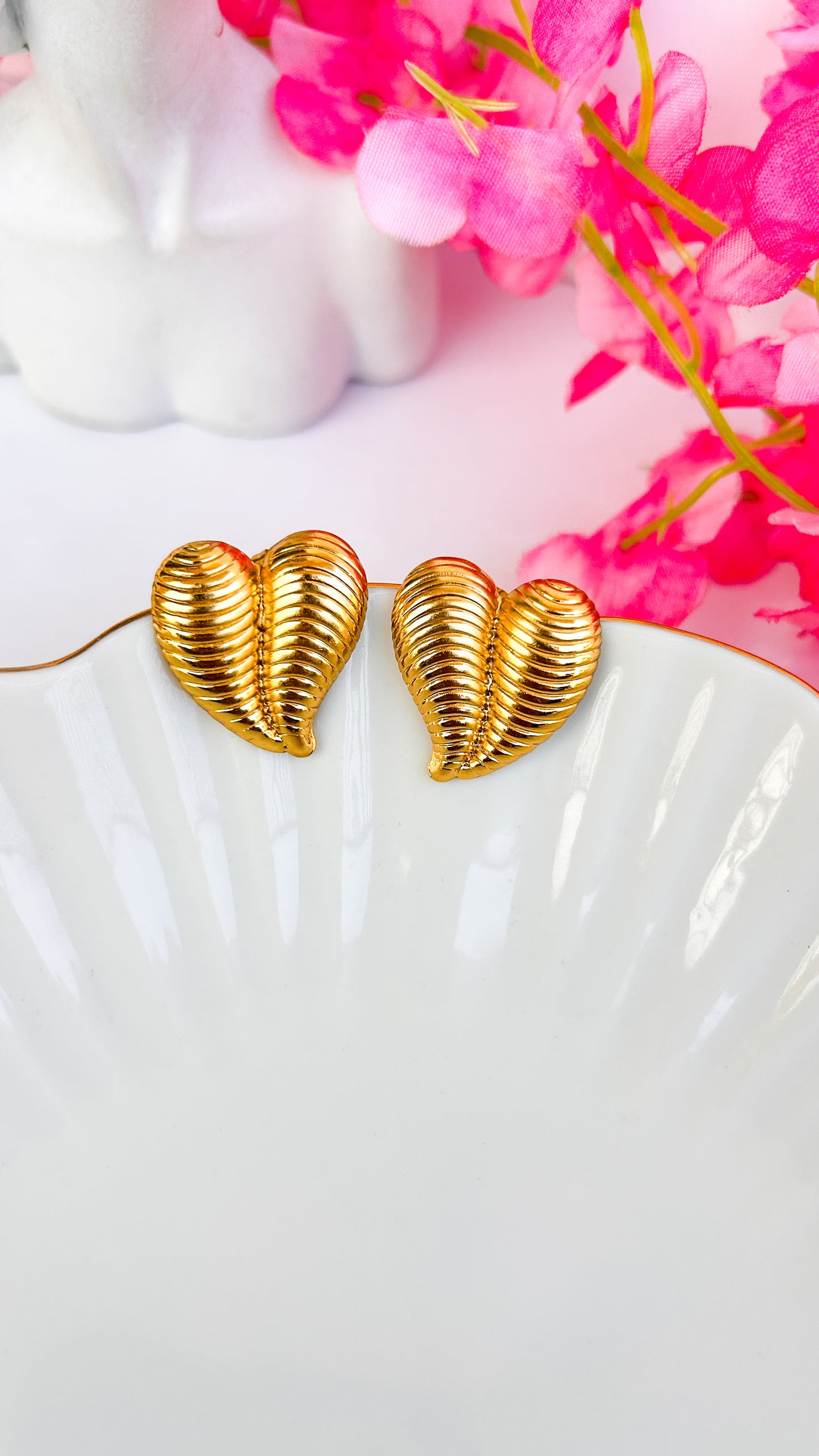 Swirl heart studs