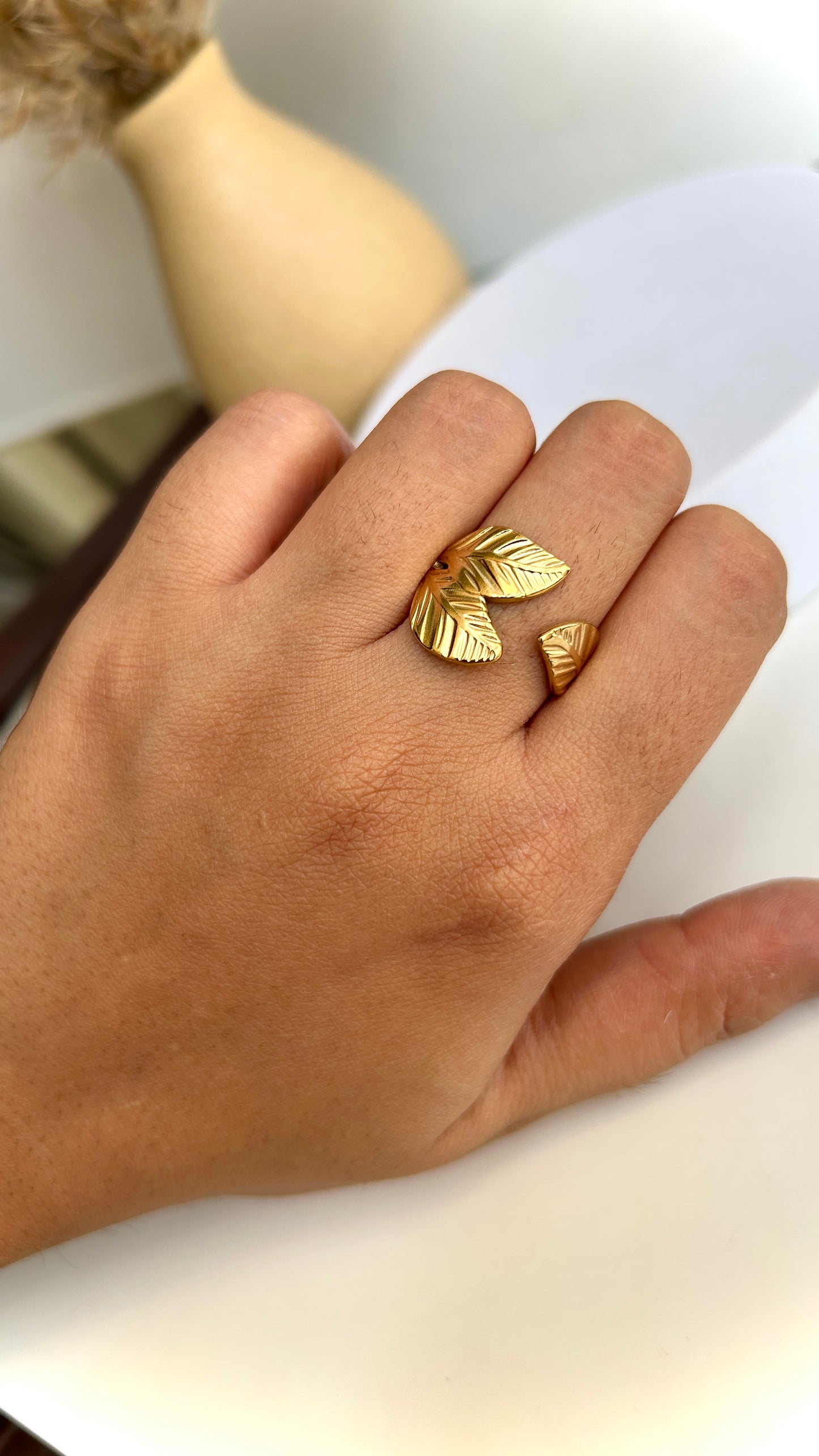 Leafy adjustable ring