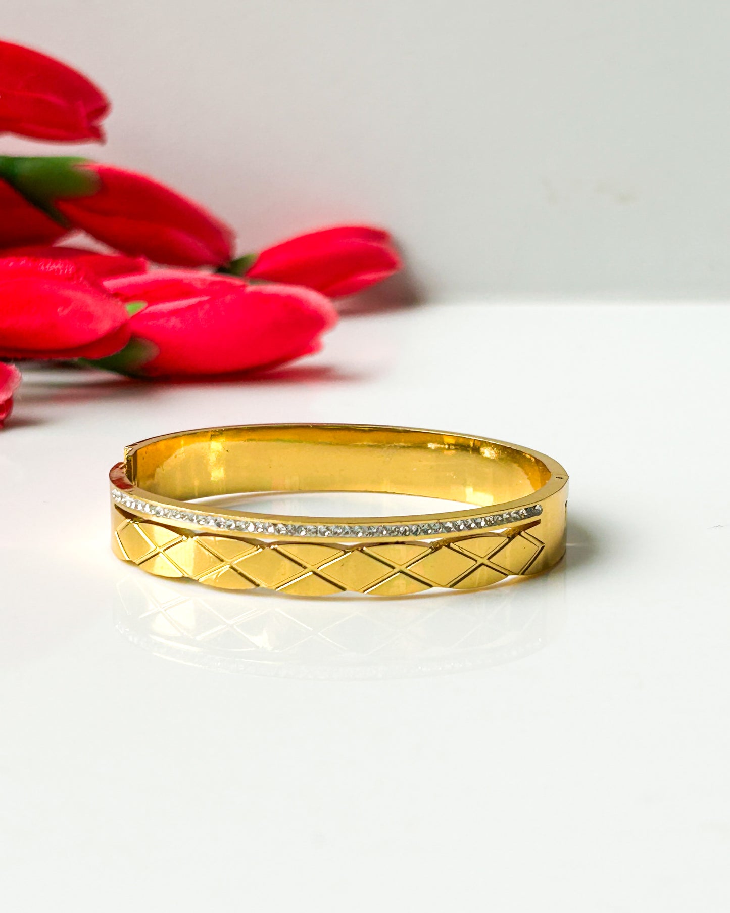 Crisscross patterned thin wrist bracelet