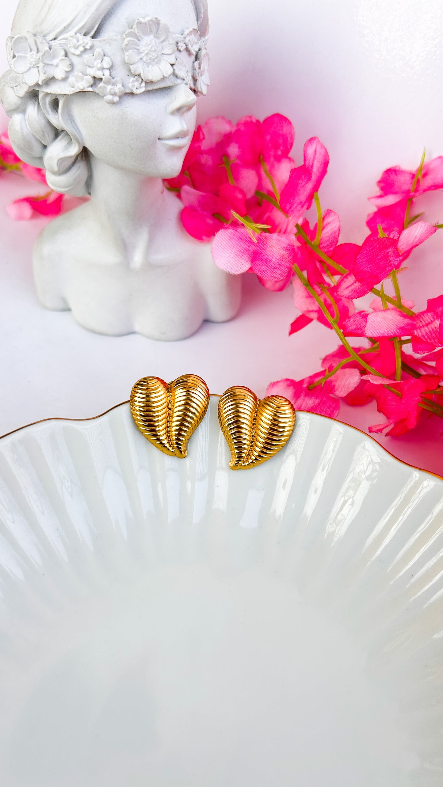 Swirl heart studs