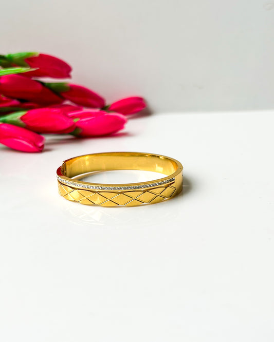 Crisscross patterned thin wrist bracelet
