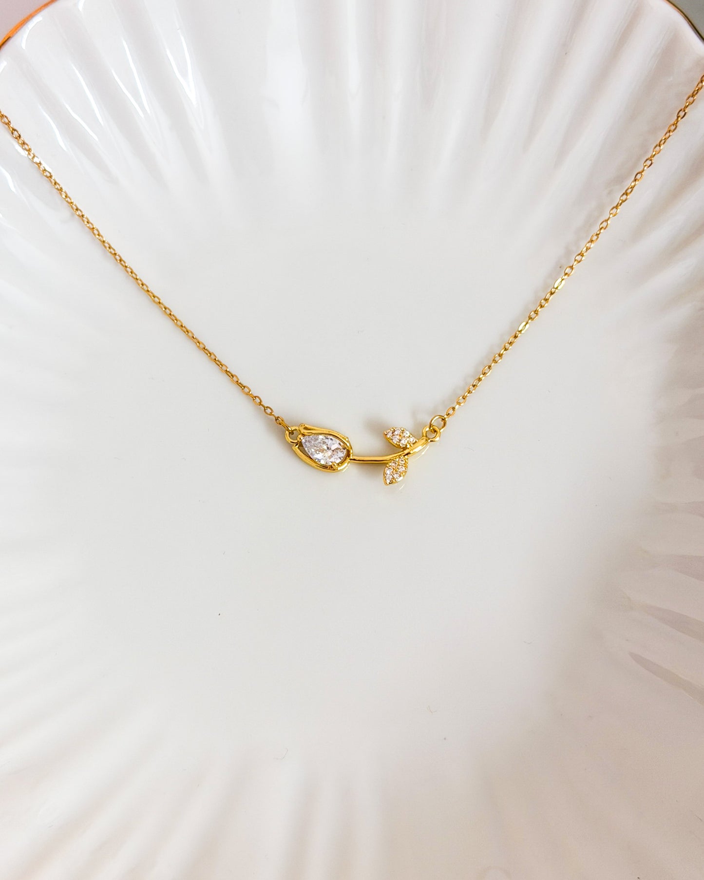 Floating tulip necklace white