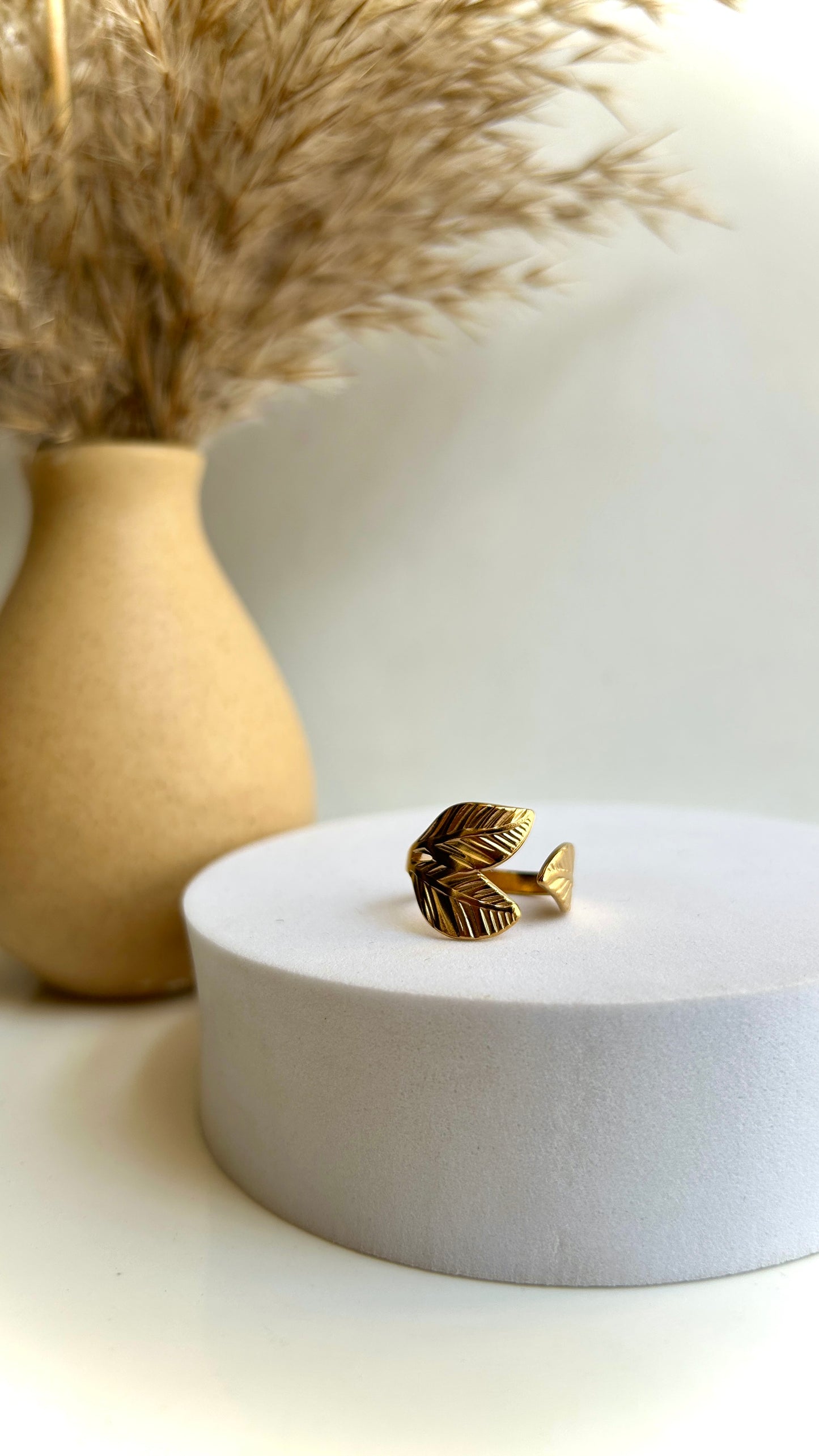 Leafy adjustable ring