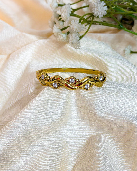 Wavy pattern with round stone thin wrist bracelet