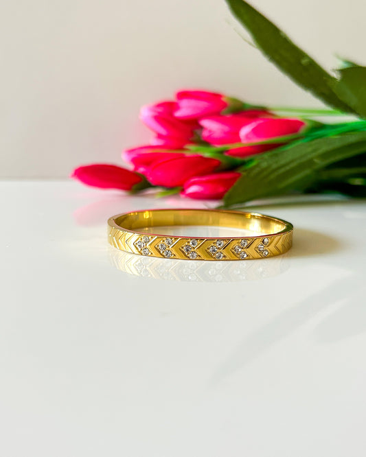 Studded elsa thin wrist bracelet