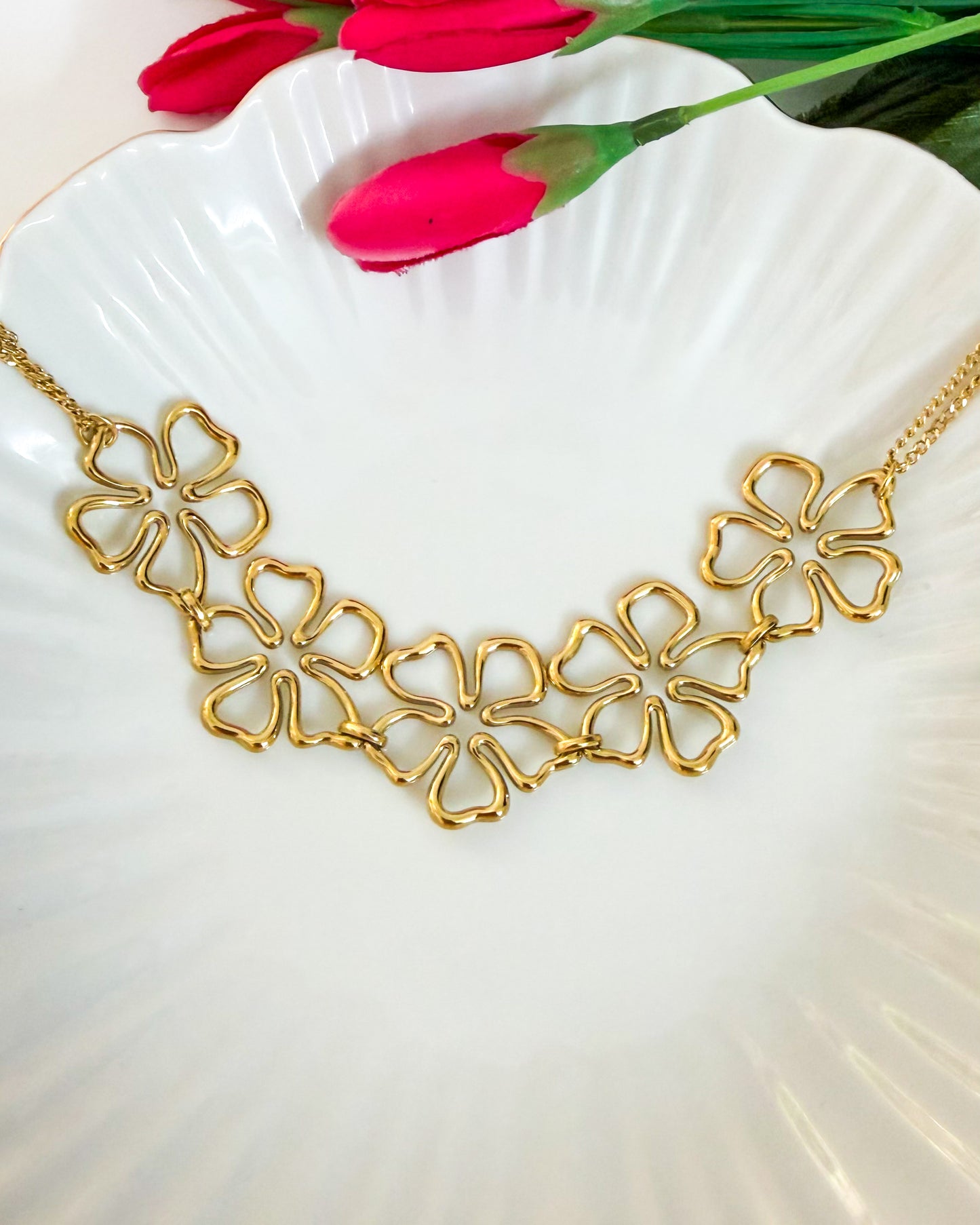 Trendy gold floral necklace