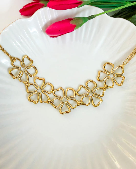 Trendy gold floral necklace