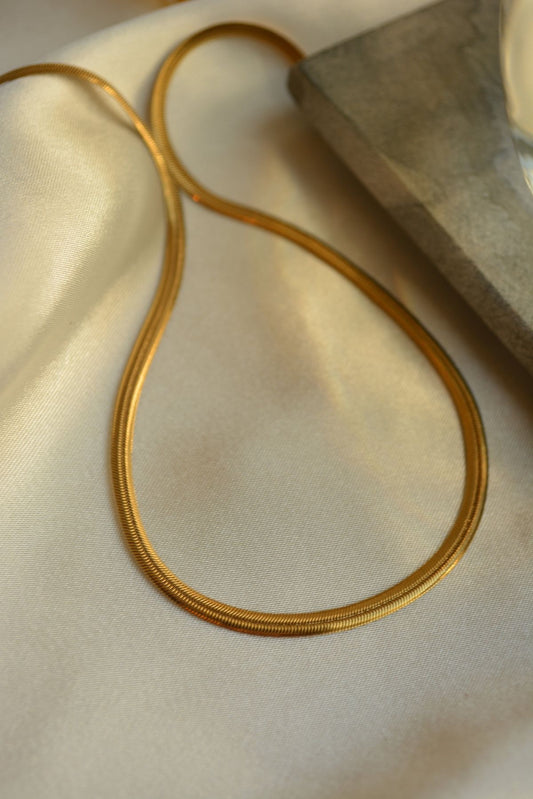 Thin herringbone necklace