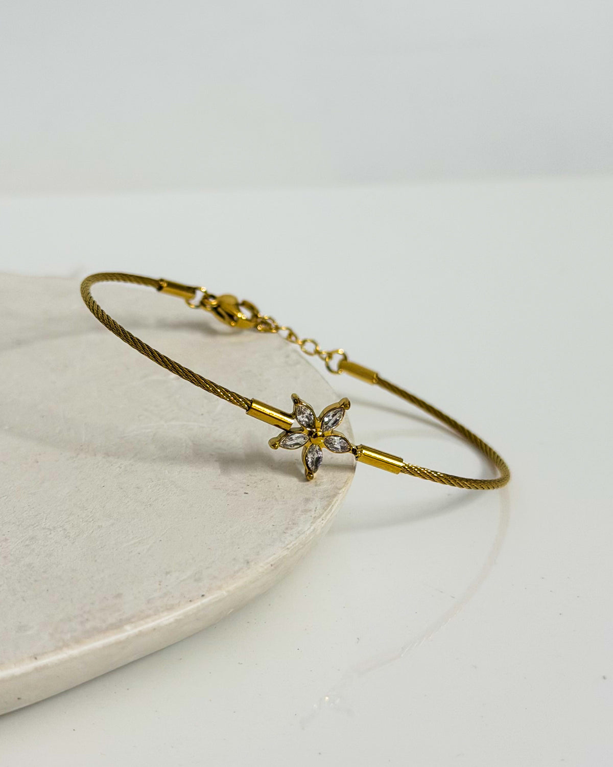 Minimal adjustable bracelet