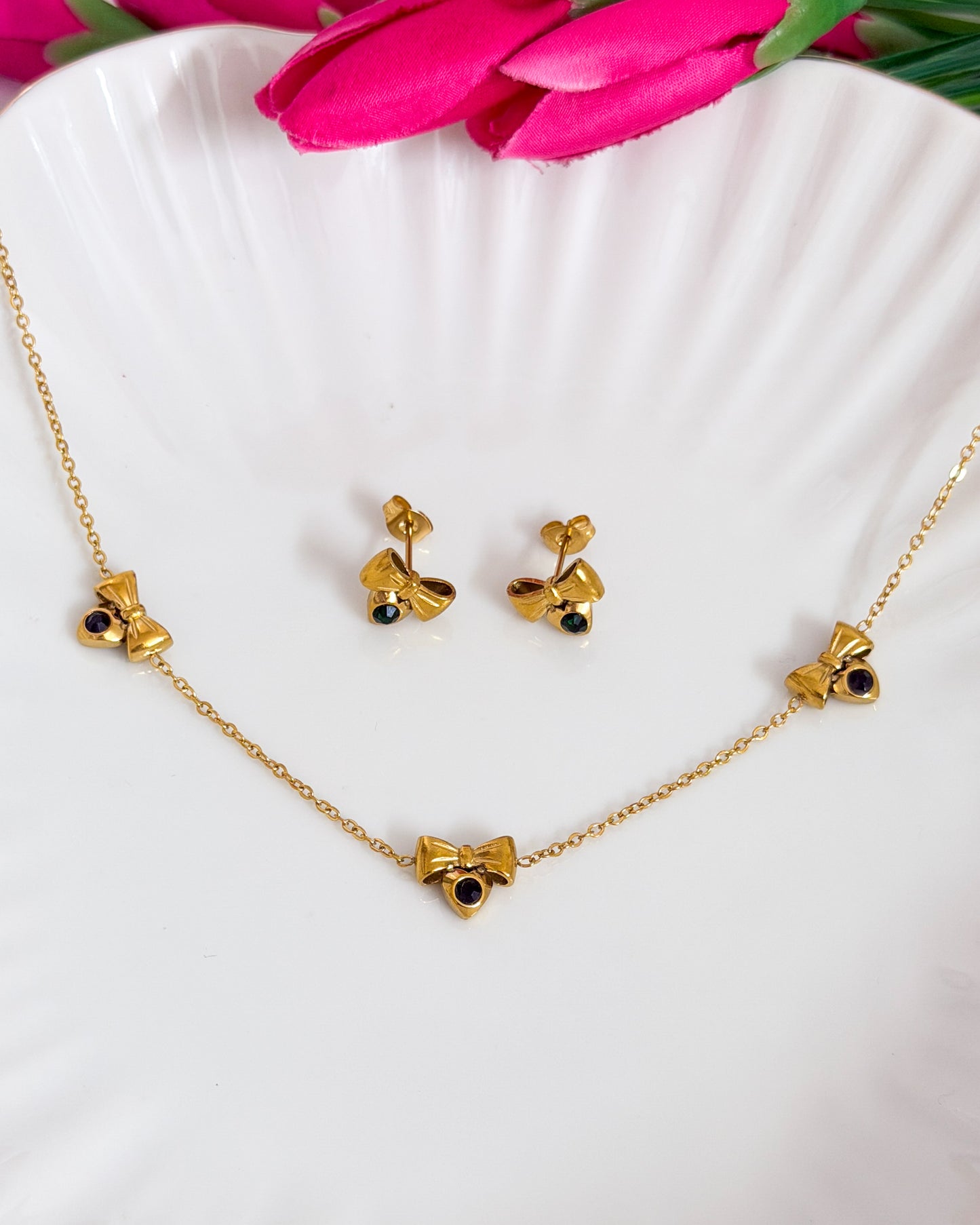 Green stone bow necklace with studs
