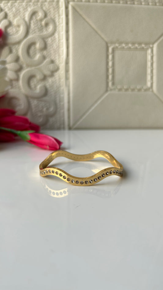 Wavy studded thin wrist bracelet