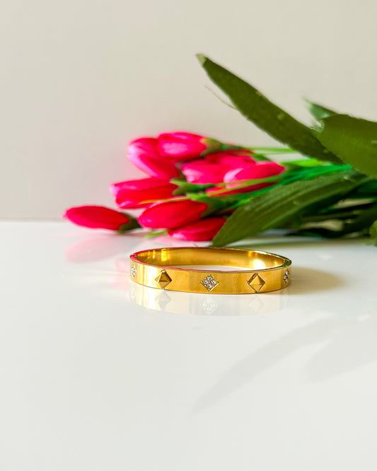 Studded 3d thin wrist bracelet