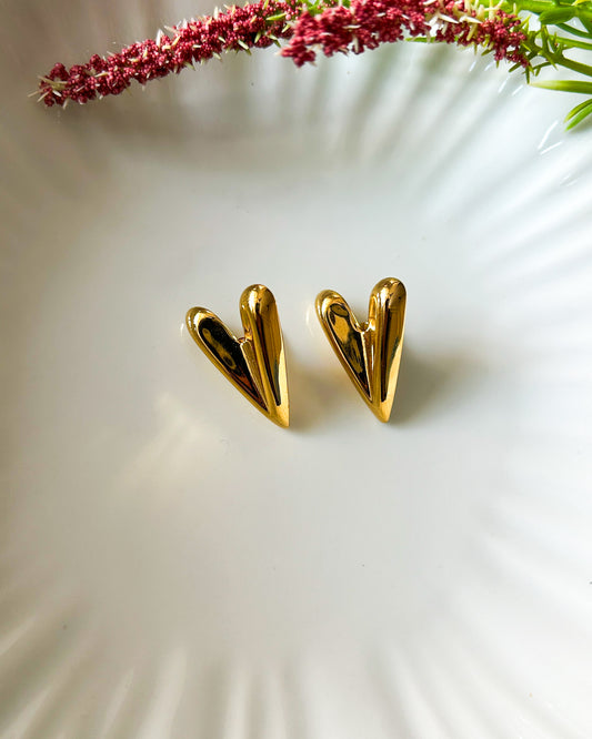 Pointed heart studs