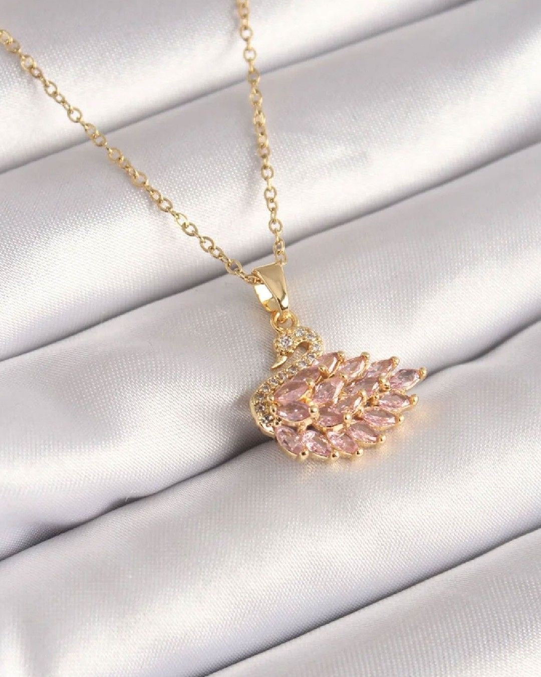 Swan necklace  ￼