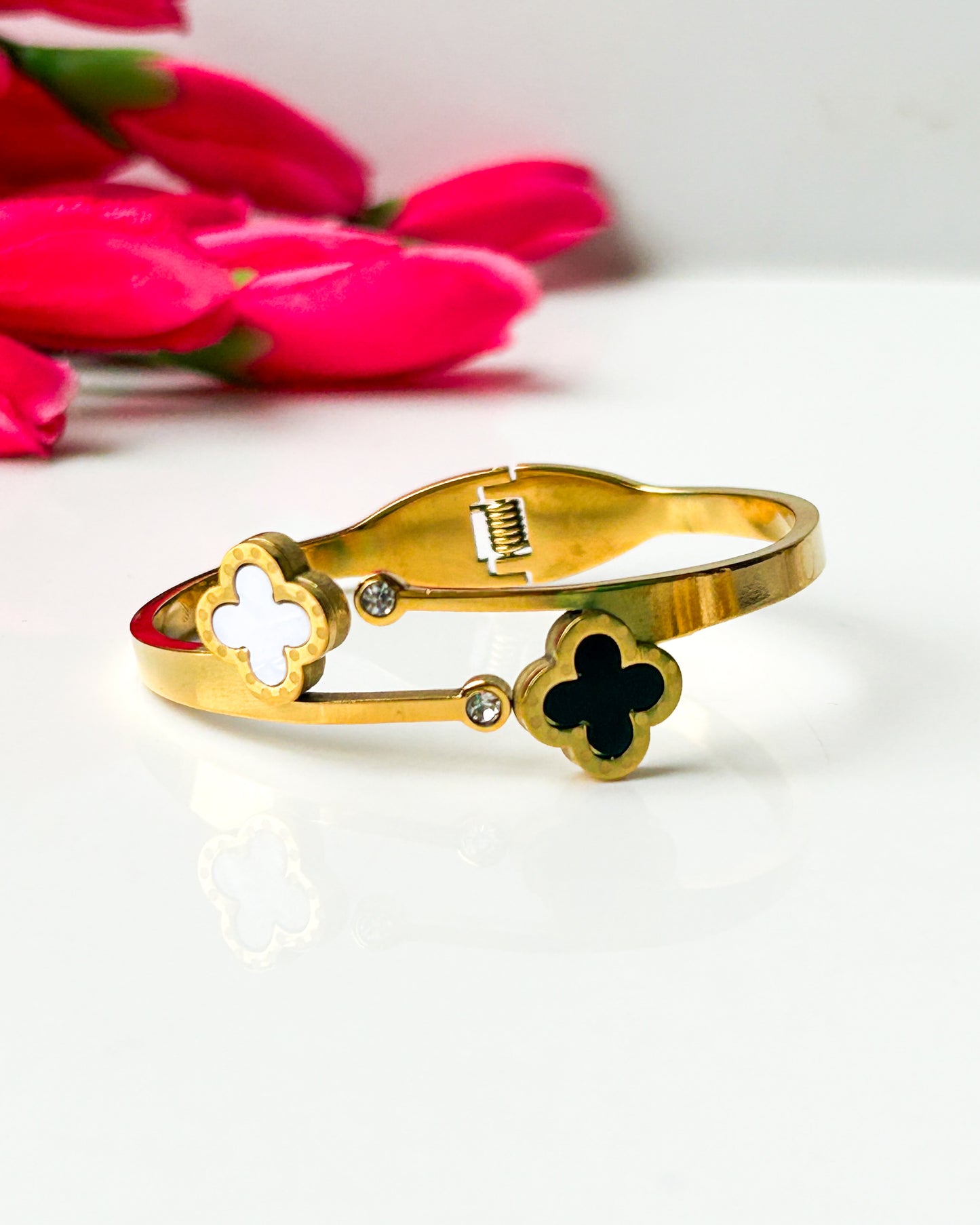 Dual clover thin wrist bracelet