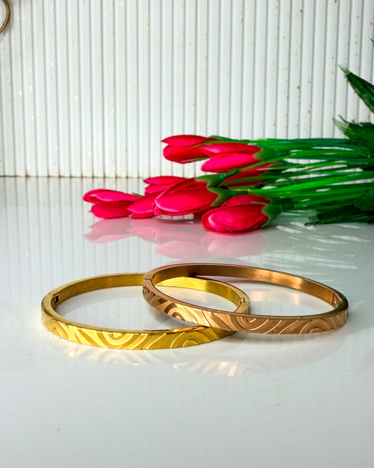 Swirl detailed thin wrist/ baby size bracelet