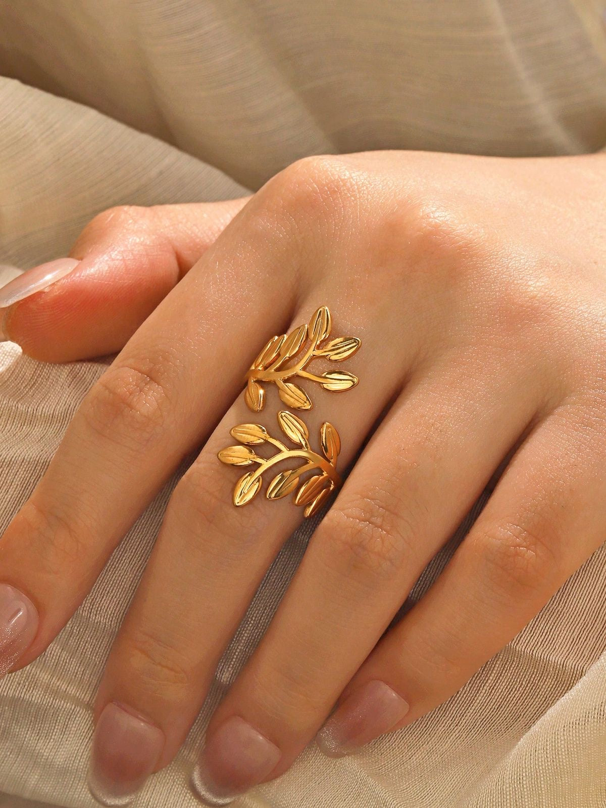 Leafy adjustable ring