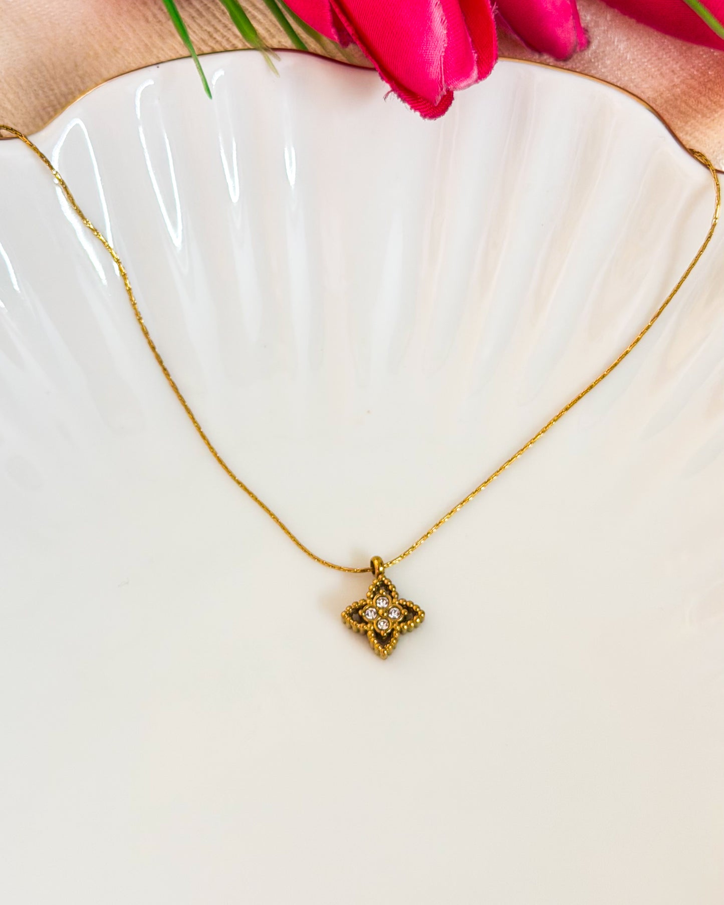 Dainty clover necklace