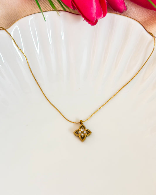 Dainty clover necklace