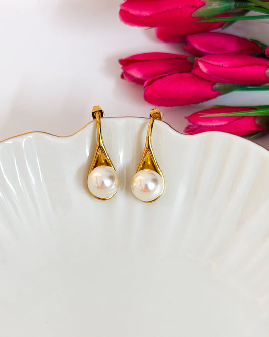 Pearl drop earring