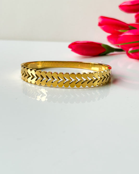 Leafy patterned bracelet