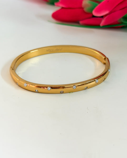 Pearl with stone bracelet