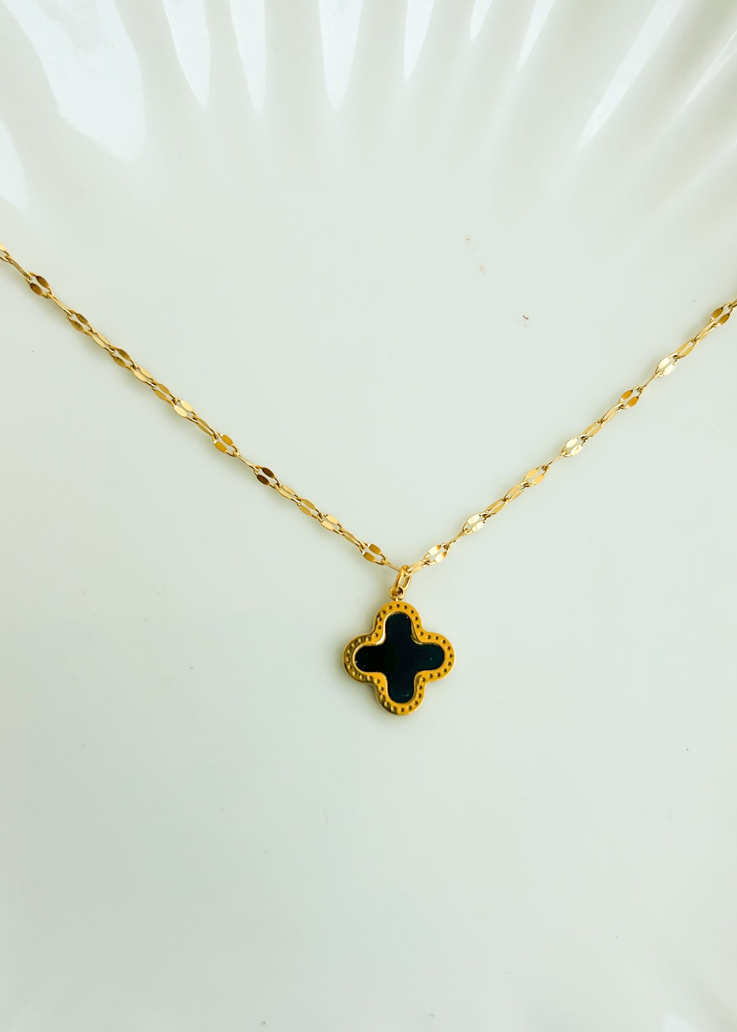 Dainty clover necklace