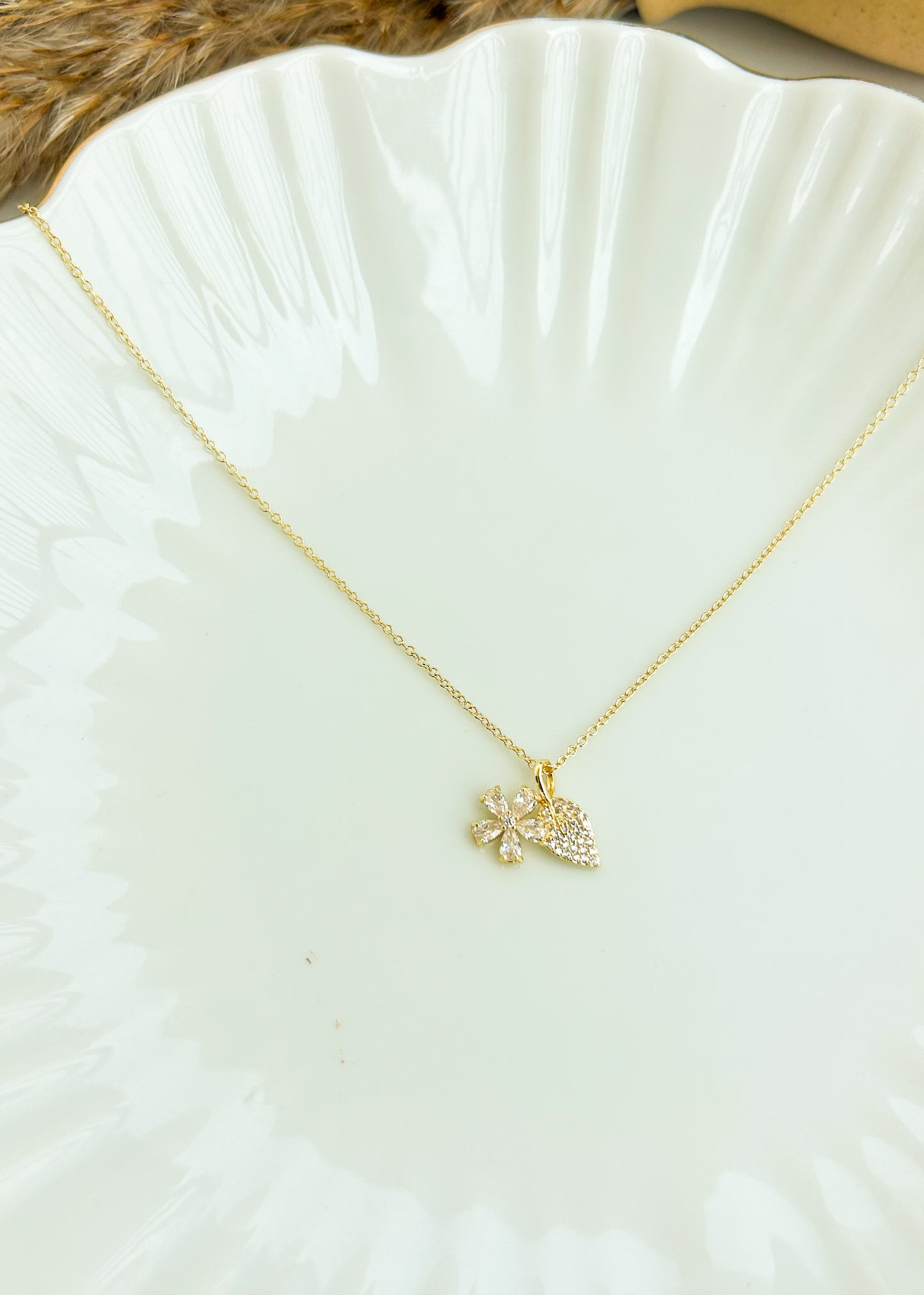 Flower with leaf detailed necklace