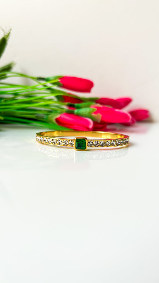 Green stone thin wrist bracelet
