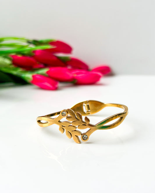 Leafy thin wrist bracelet